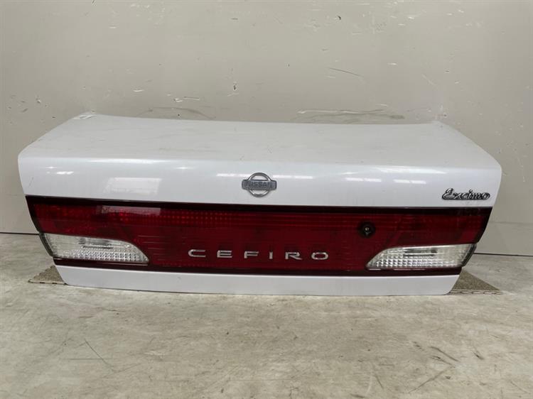Крышка багажника Nissan Cefiro
